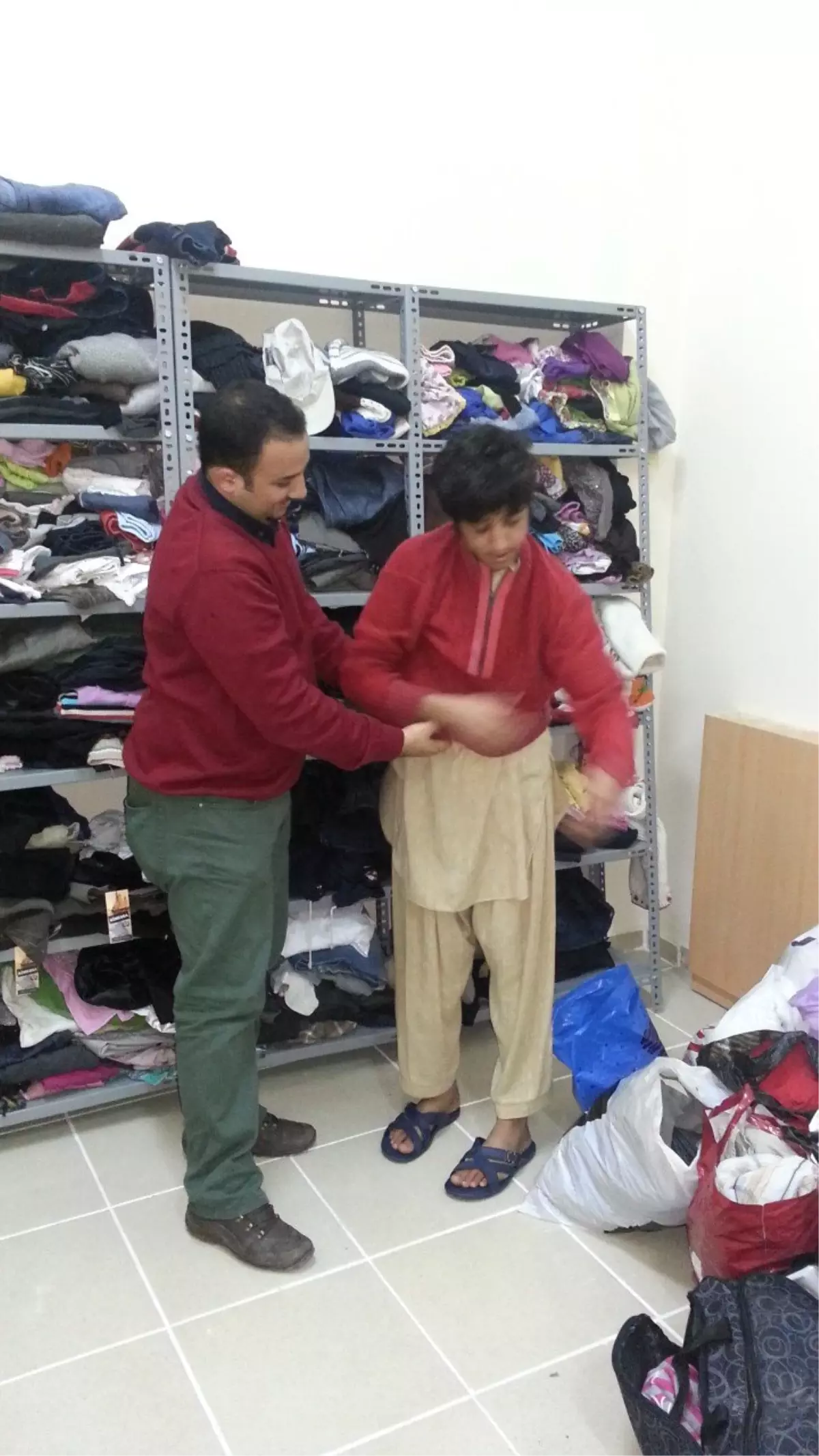 Polisten 'Yabancı Kardeşlerim Üşümesin' Projesi