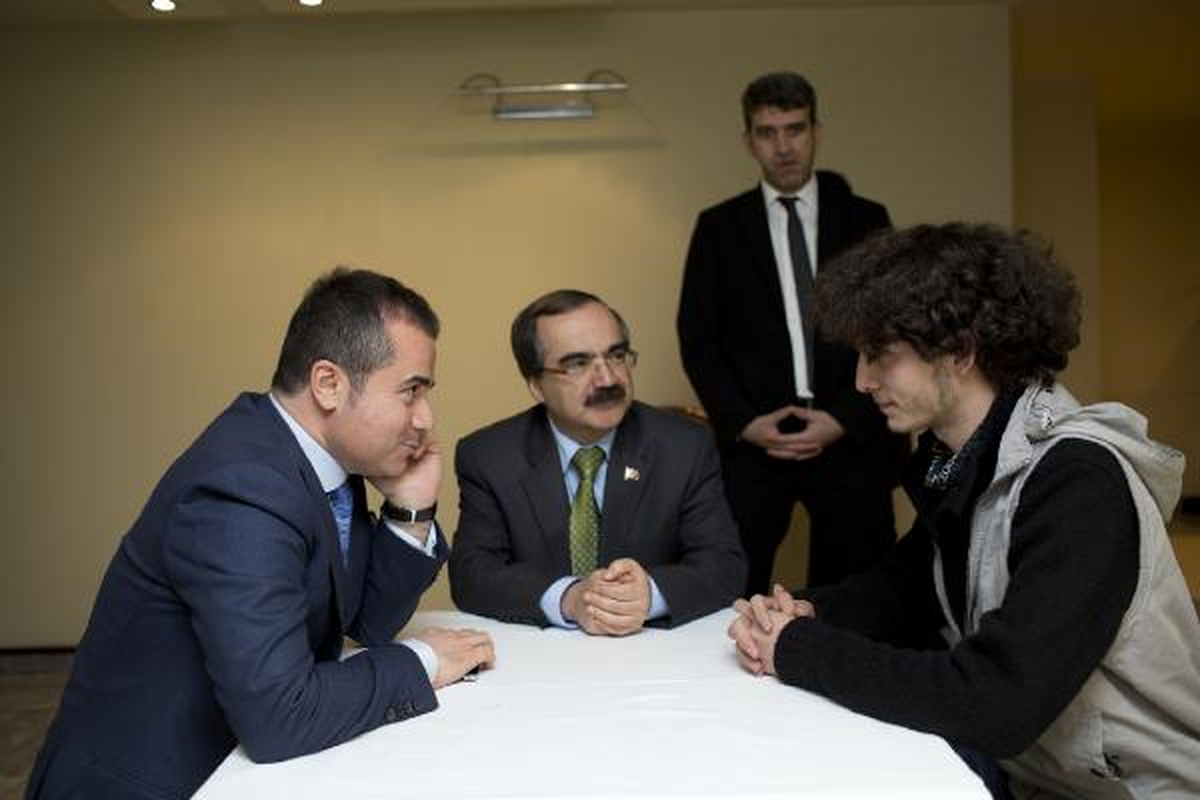 Protestocu Emre\'ye Bakan Kılıç\'tan \'Ağabey\' Şefkati