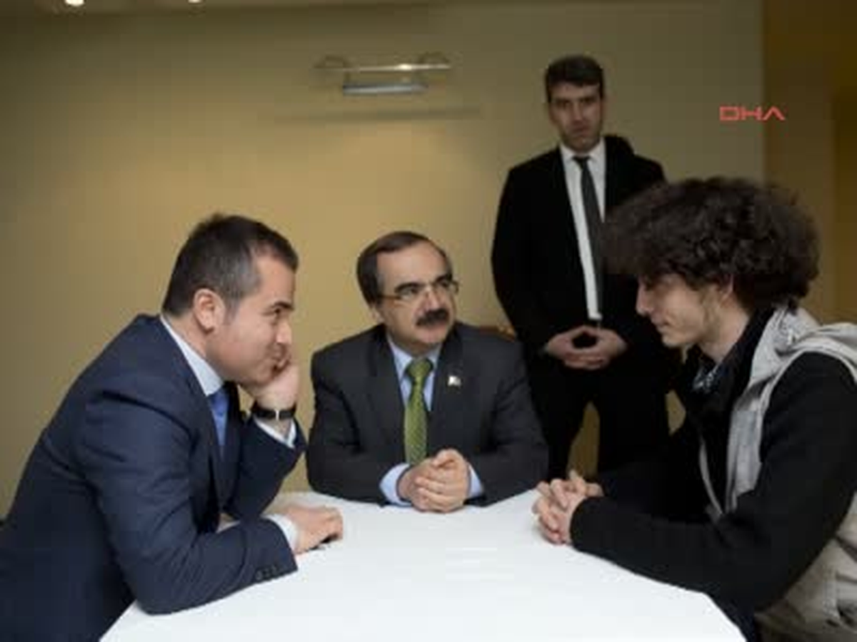 Protestocu Emre\'ye Bakan Kılıç\'tan \'Ağabey\' Şefkati Gençlik ve Spor Bakanı Suat Kılıç, Adana...