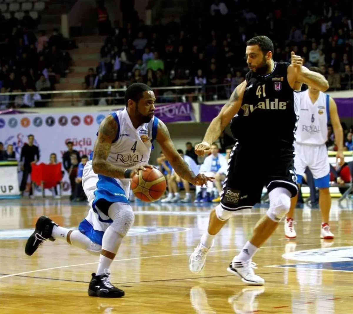 Royal Halı Gaziantep Büyükşehir Belediye Basketbol Takımı, Beşiktaş\'ı Farklı Yendi