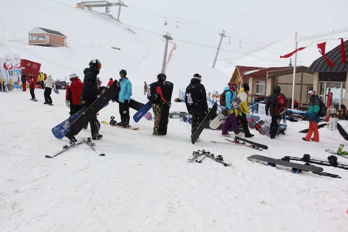 Snowboard Dünya Gençler Şampiyonası\'nda Tipi Sporculara Zor Anlar Yaşattı