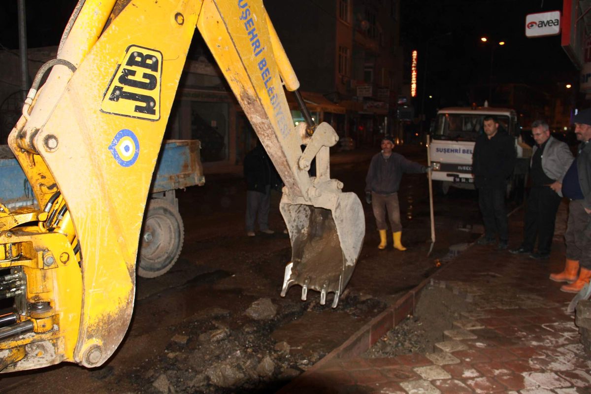 Suşehri İlçesinde İçme Suyu Ana Şebeke Borusu Patladı