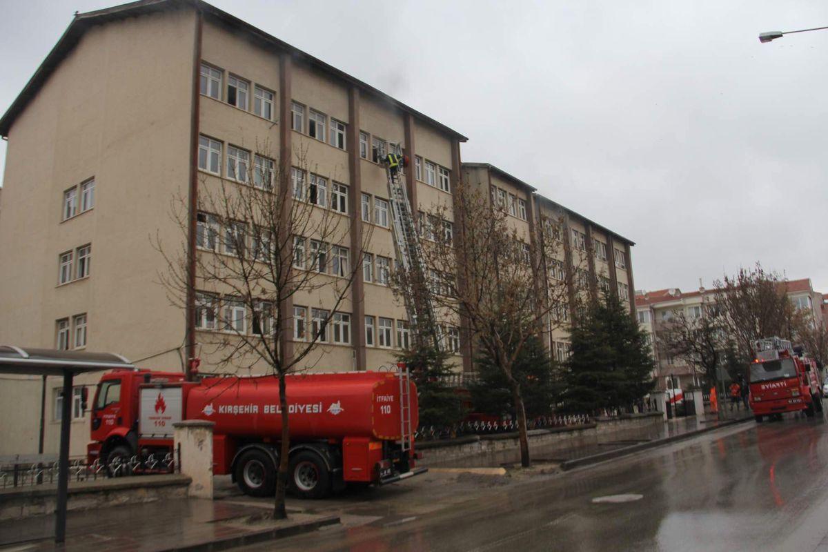 Tinerciler Eski Diş Hastanesini Yaktı