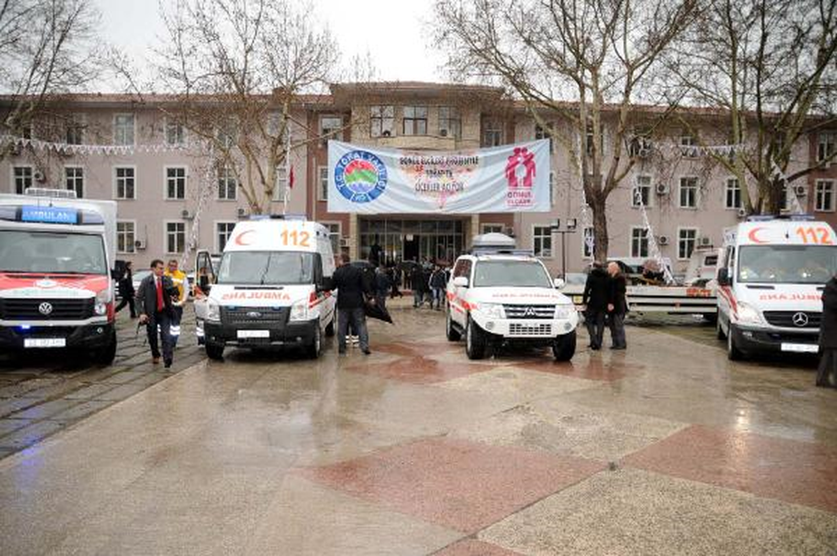Yağmur Altında Ambulans Teslim Töreni