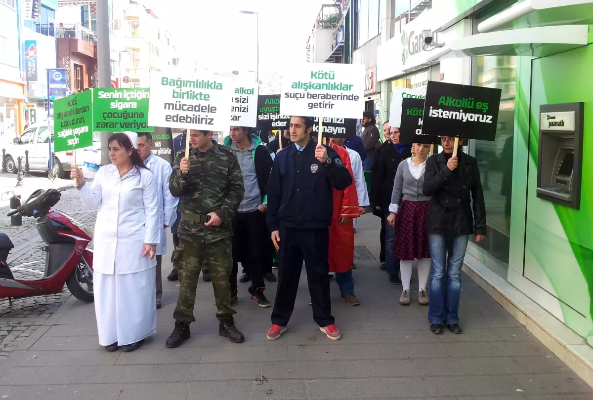 Alkolün Zararları Sokak Tiyatrosuyla Anlatıldı