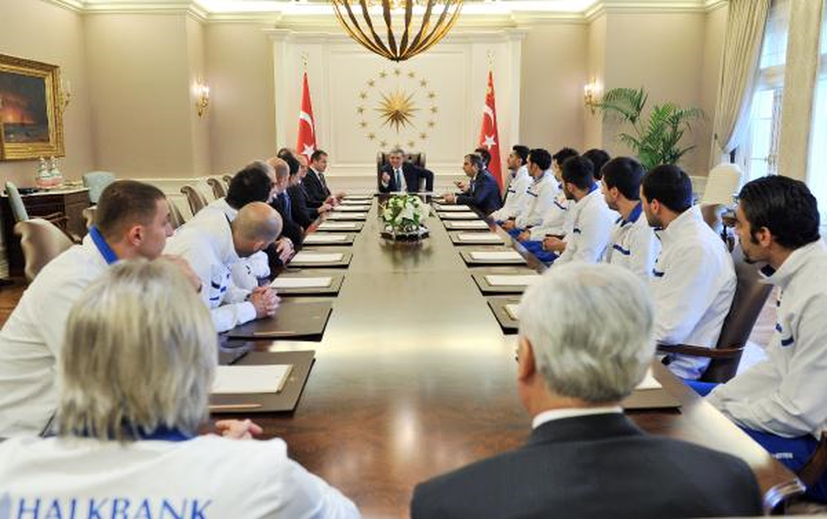 Bakan Kılıç ile Halkbank Voleybol Erkek Takımı Çankaya Köşkü\'nde