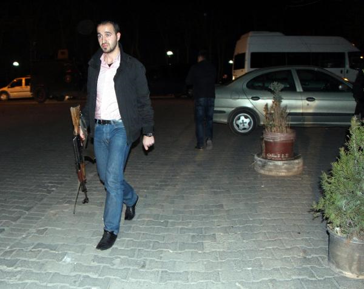 Diyarbakır\'da Aranan Kişi Polise Ateş Açtı
