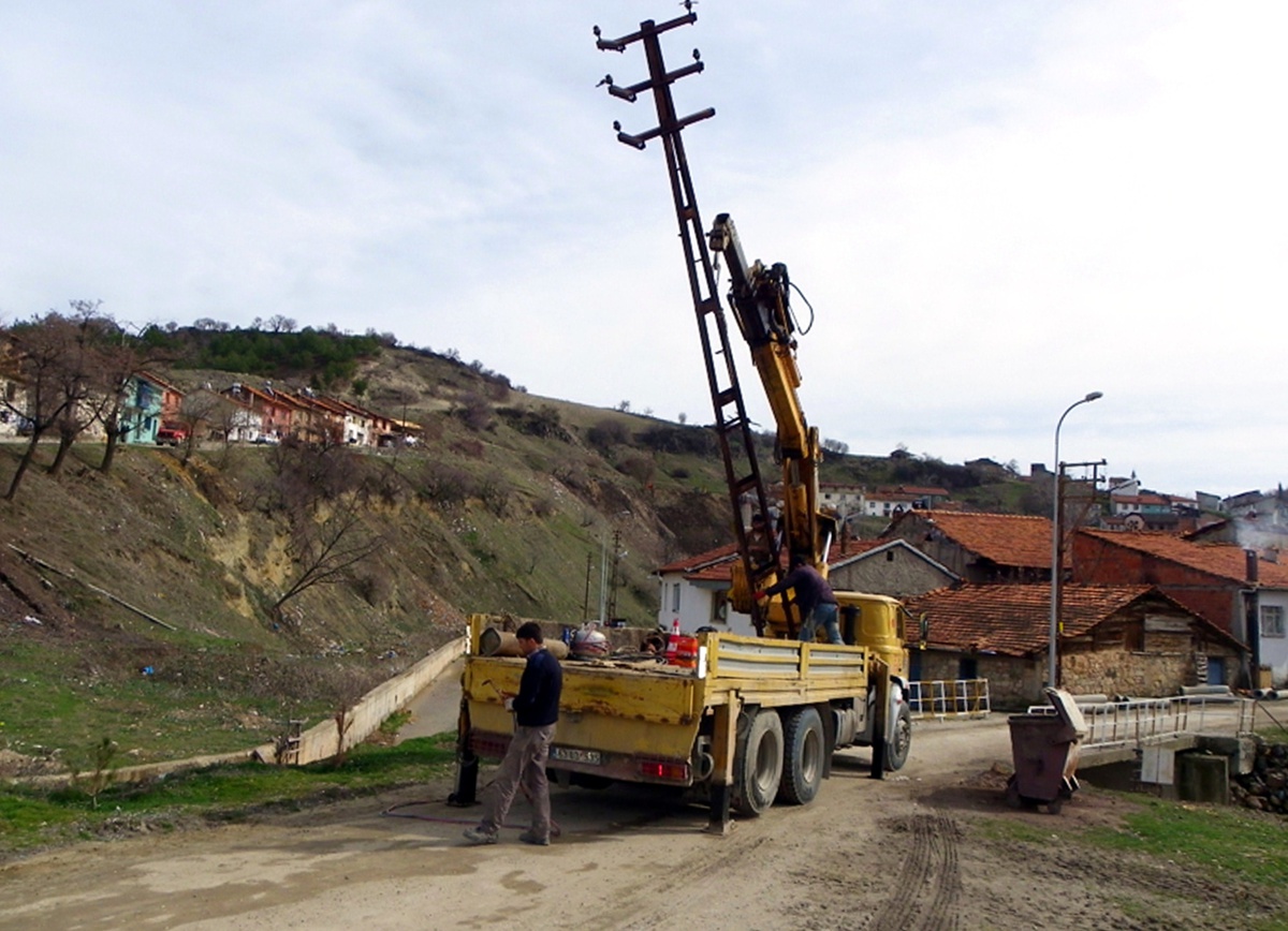 Eskigediz\'de Eski Elektrik Direkleri Sökülüyor