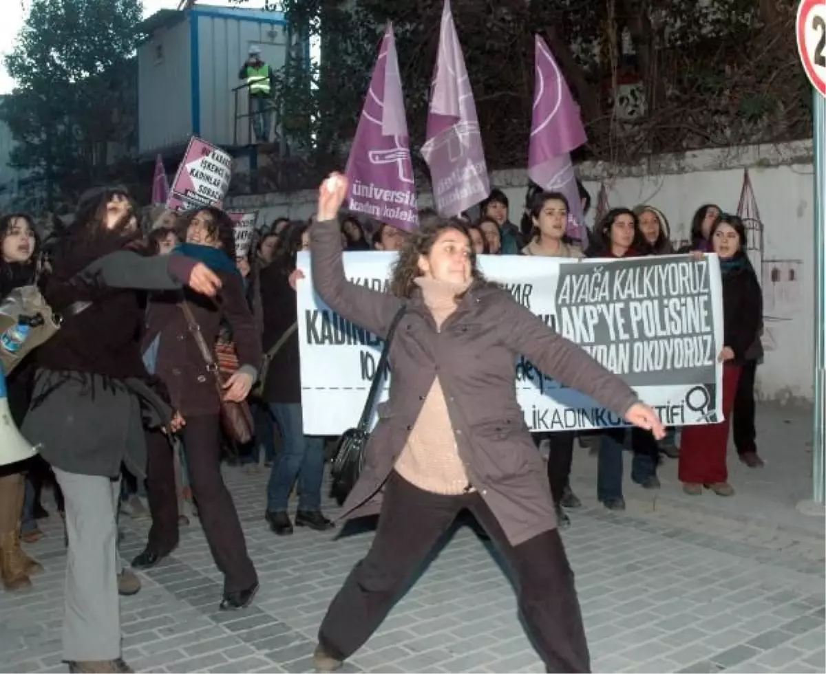 Kadınlardan Adliye Önünde "Kanlı" Eylem