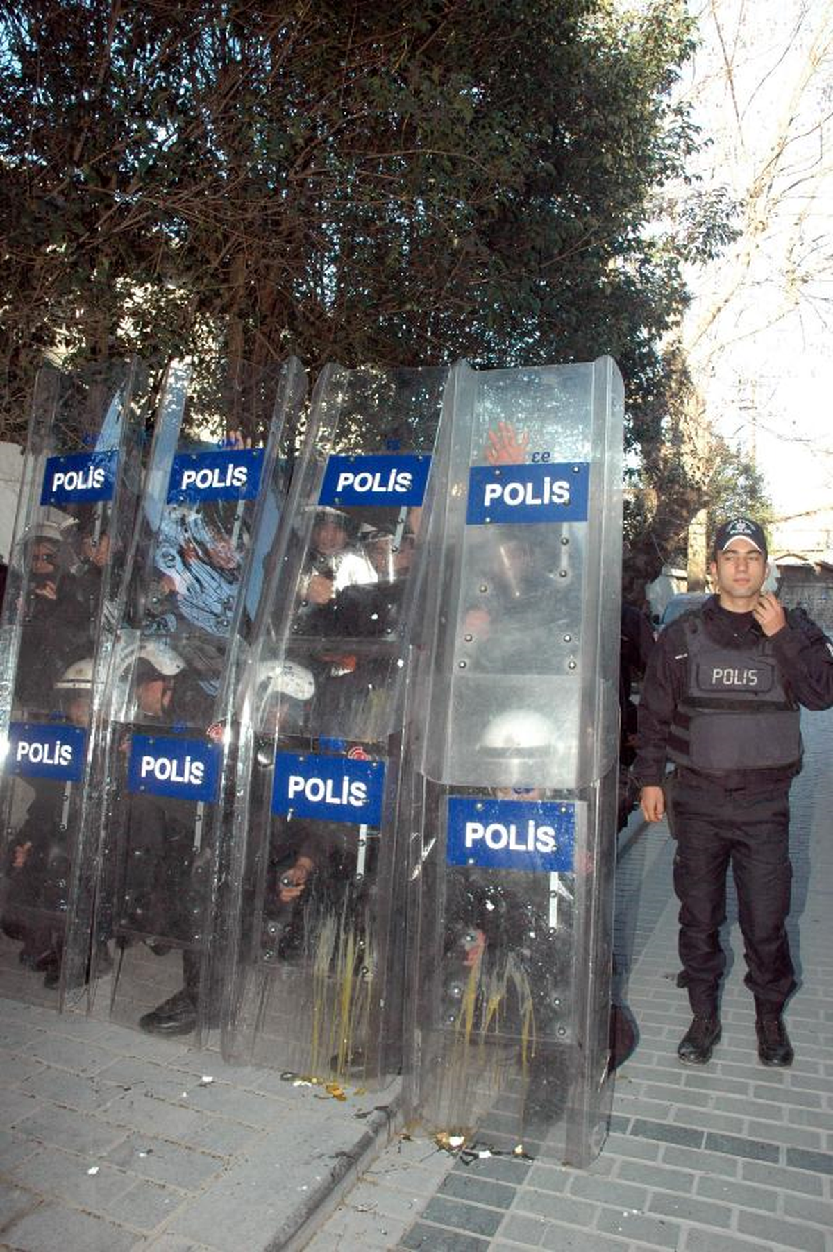 Kadınlardan Polise Yumurtalı Tepki
