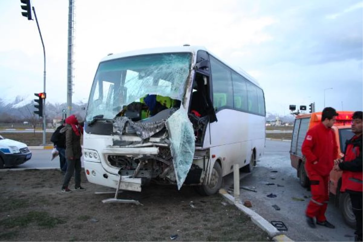 Kırmızı Işıkta Geçen Tır Öğrenci Midibüsüne Çarptı: 14 Yaralı