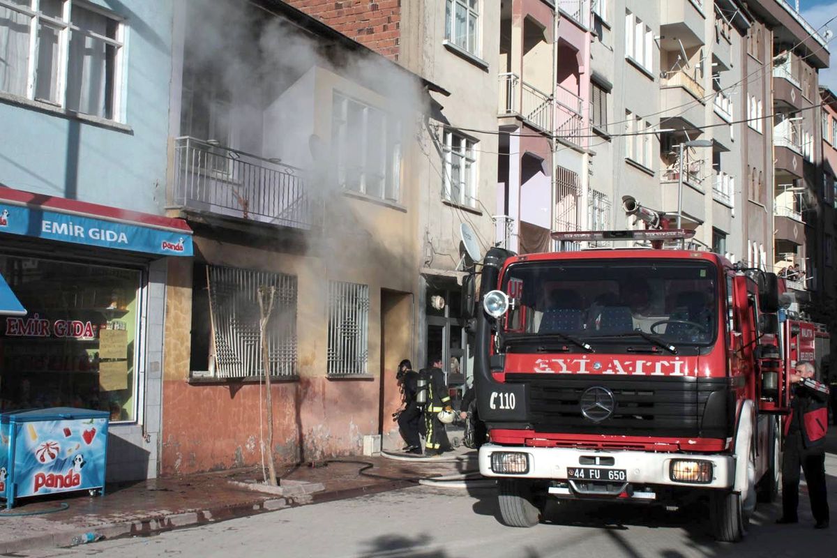 Malatya\'da Evini Yakan Kişi Yaralandı