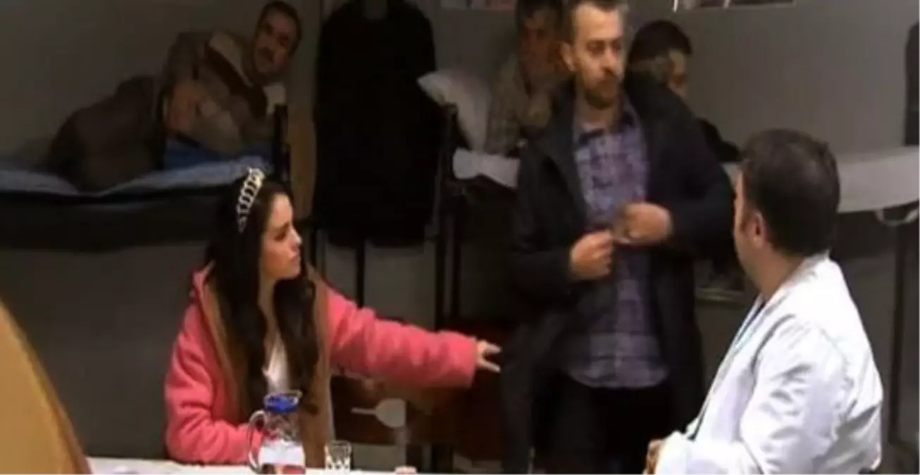 Mecnun'un Göğüs Sansürü Kırdı Geçirdi