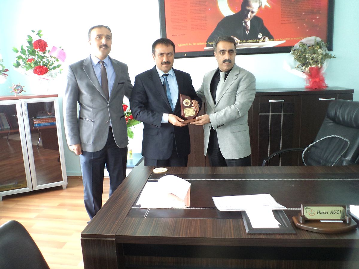 Müdür Avcı\'dan Şube Müdürü Tanyeri\'ne Plaket