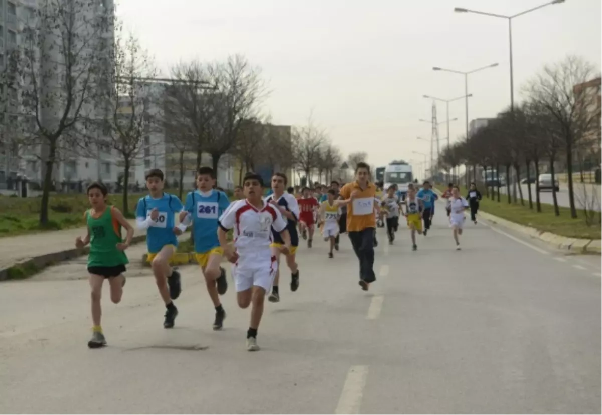 Öğrenciler Kros Yarışlarında Ter Döktü
