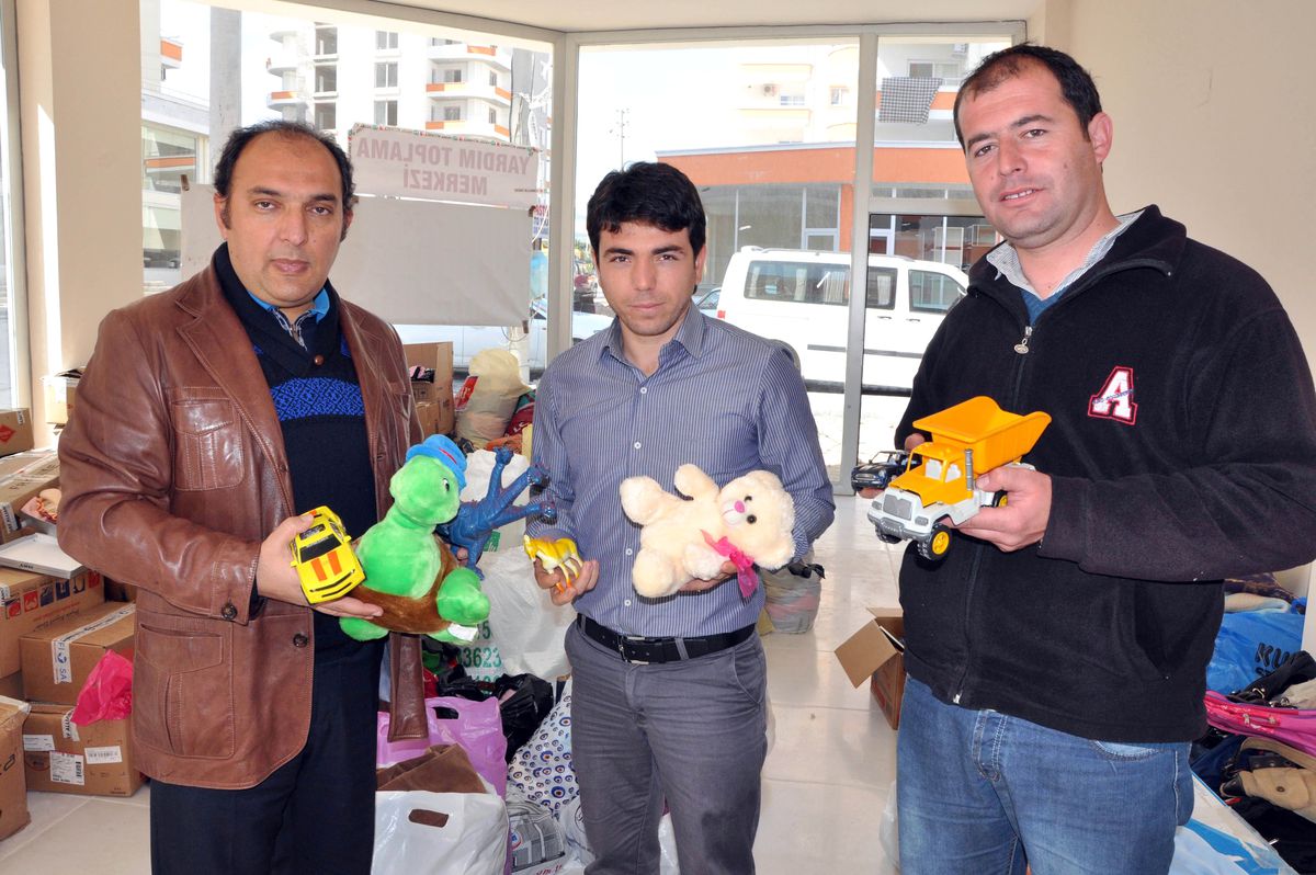 Savaş Mağduru Çocuklarla Oyuncaklarını Paylaşıyorlar