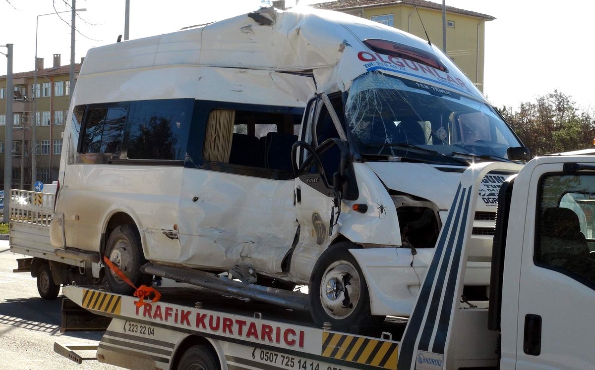 Servis Minibüsü Tır ile Çarpıştı: 8 Hafif Yaralı