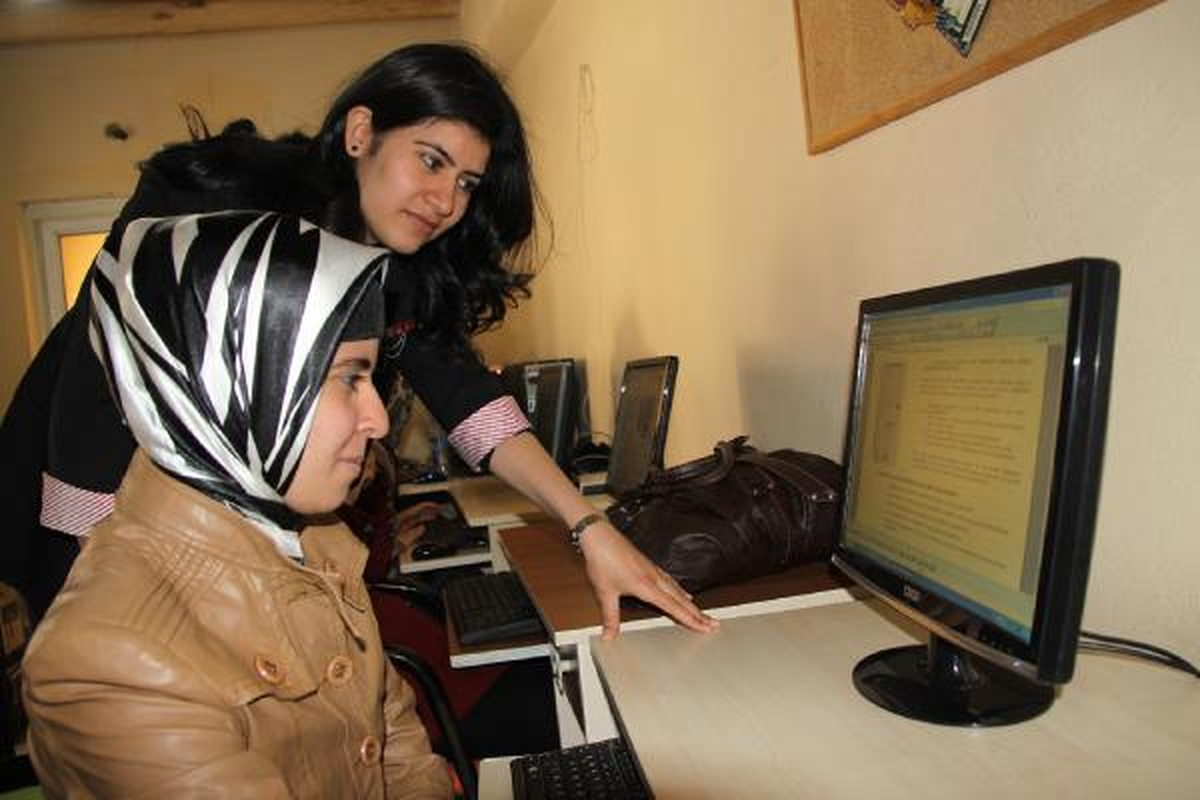 Siverekli Kızlar Bilgisayar Öğreniyor