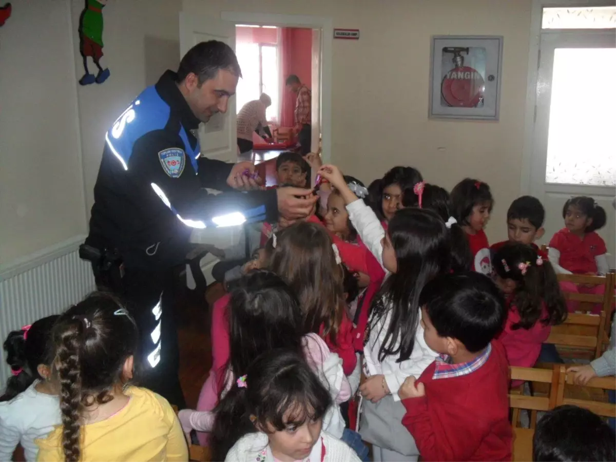 Toplum Destekli Polisler Minik Öğrencilerle