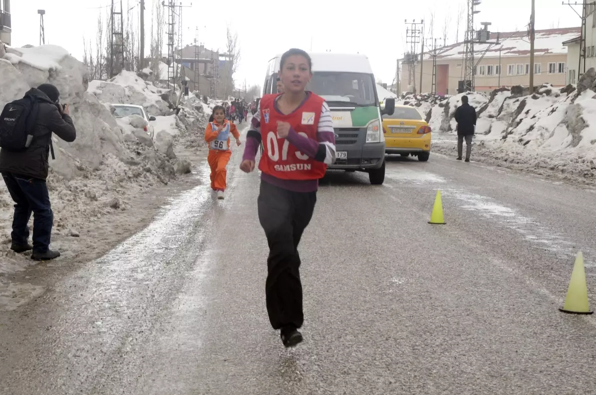 Yüksekova\'da Okullar Arası Kros Yarışması