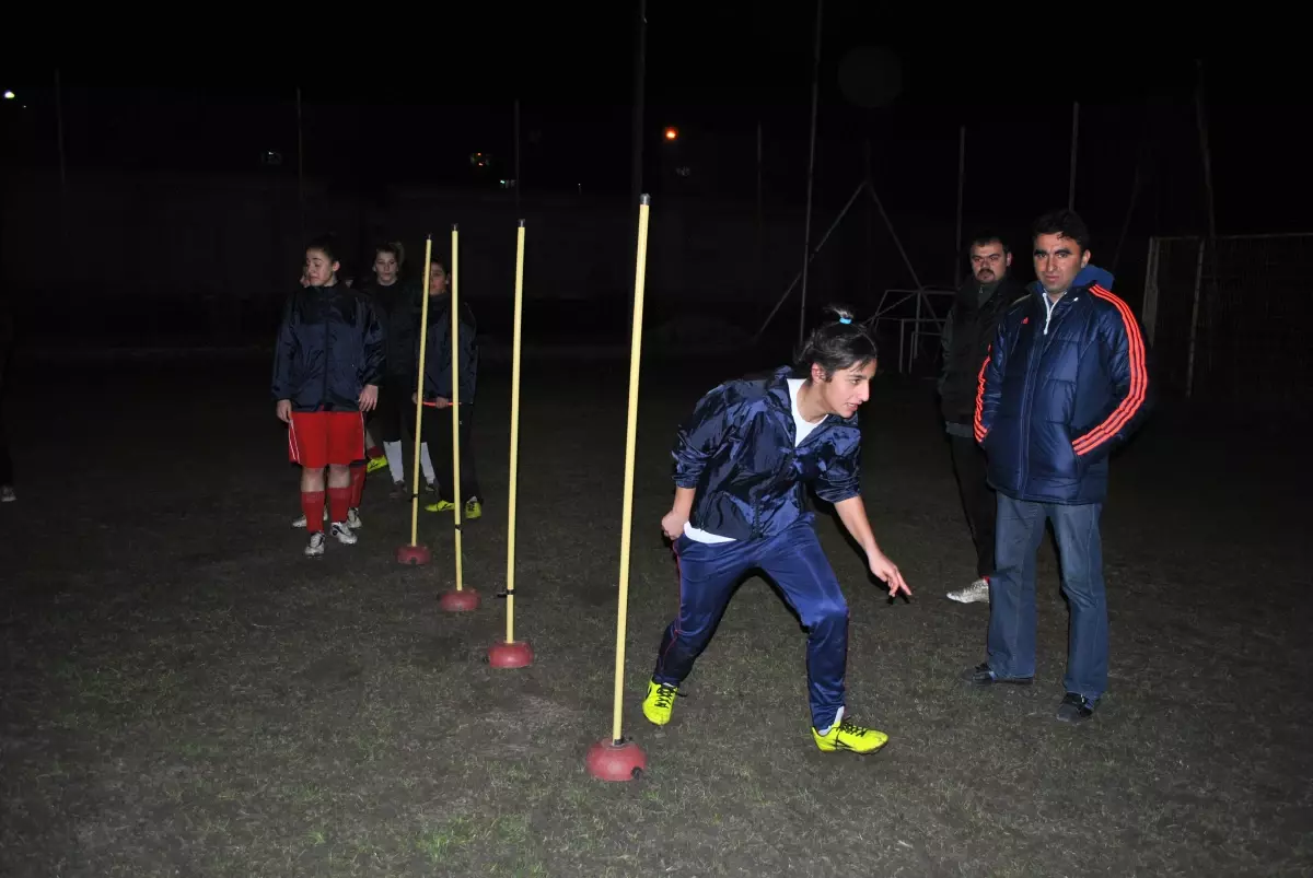 Ablalarına Futbol Dersi Veren Kızlar