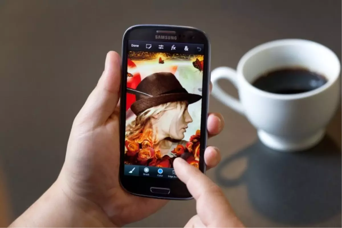 Adobe Photoshop\'un Gücünü Telefonlara Taşıyor