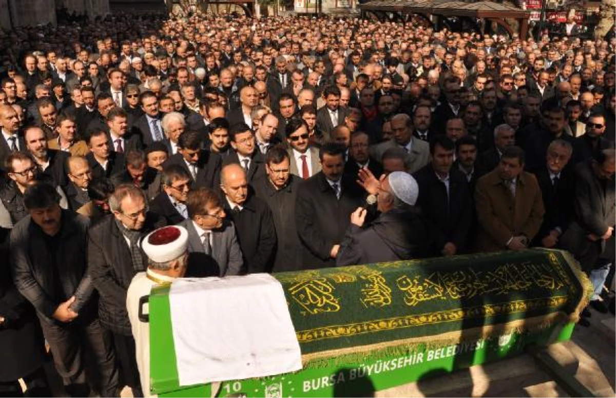 Bakan Çelik, Ak Partili Eski İlçe Başkanının Cenazesine Katıldı