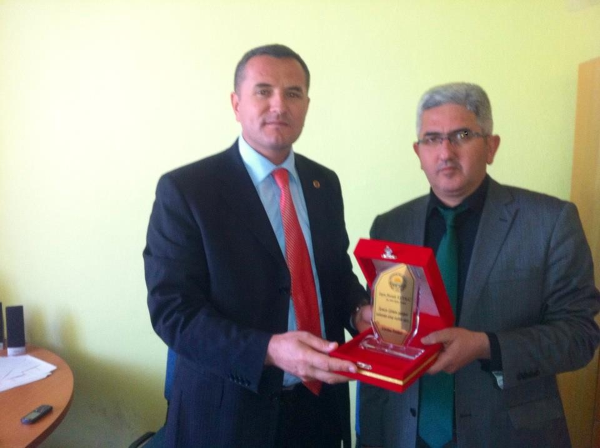 Başkan Mergen\'den Kanmaz\'a Plaket