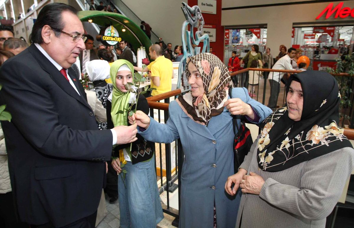 Başkan Özcan Kadınlar Günü\'nü Kutladı