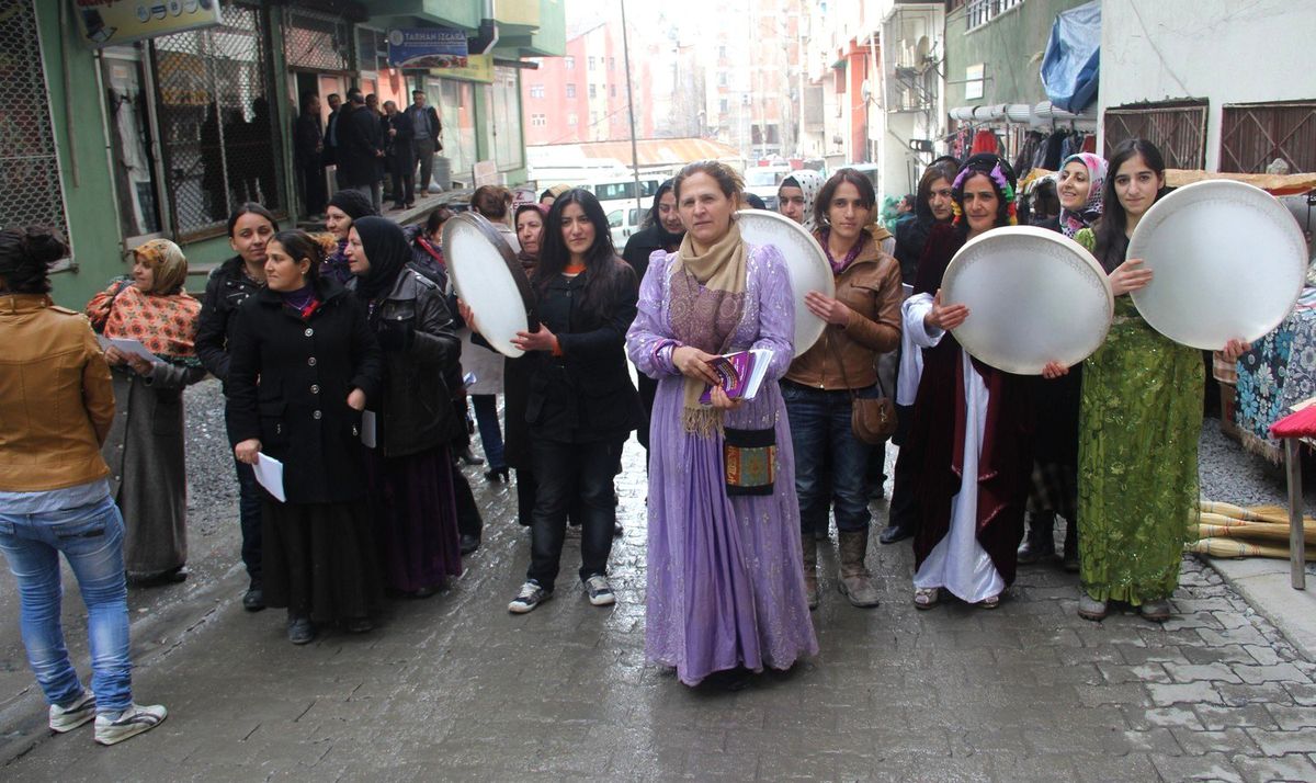 Def ve Zırnıklarla Davetiye Dağıttılar