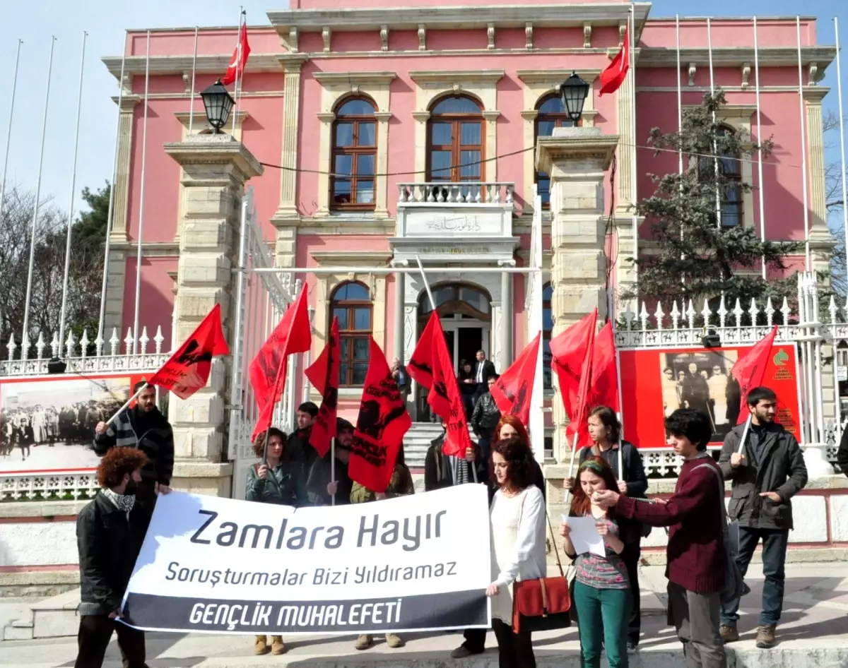 Edirne Belediyesi Önünde İki Ayrı Ulaşım Zammı Protestosu