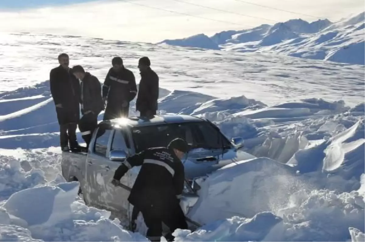 Hakkari\'de Kar ve Fırtınadan Dolayı 7 Vatandaş Yolda Mahsur Kaldı