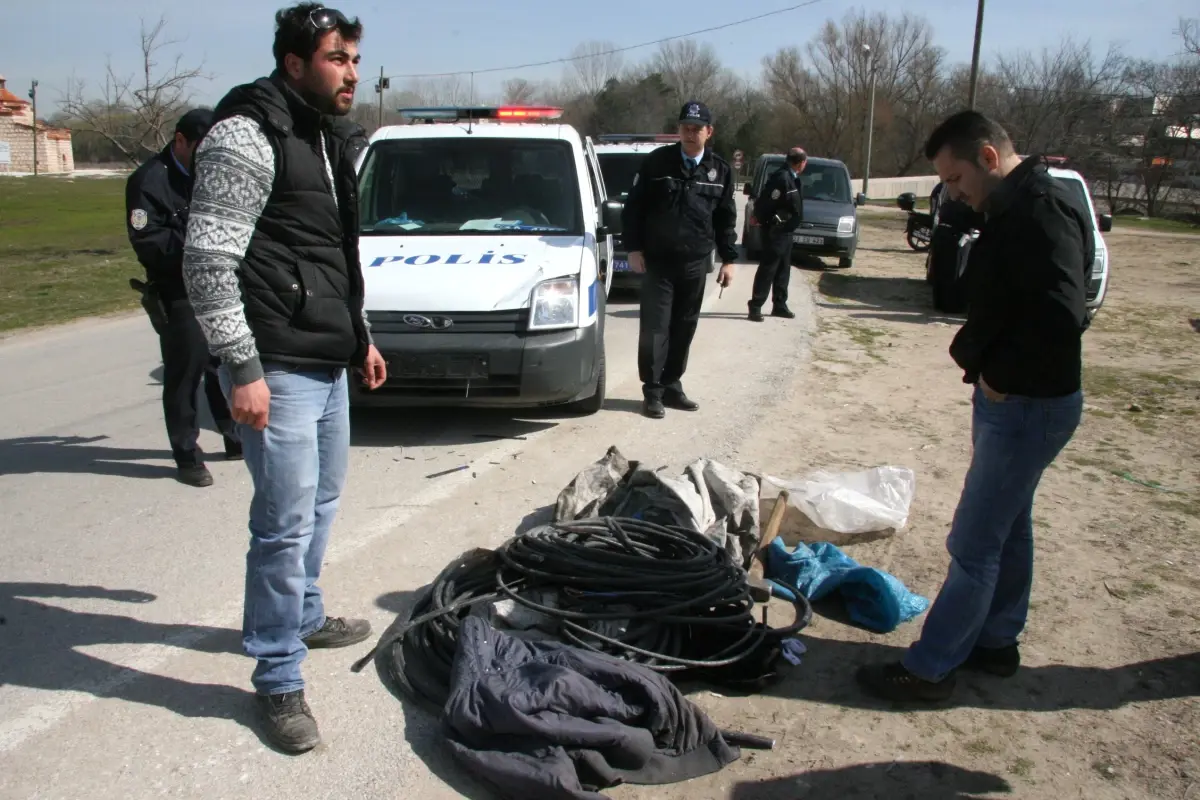 Hırsızlık Yaptı, Polis Otosuna Çarptı