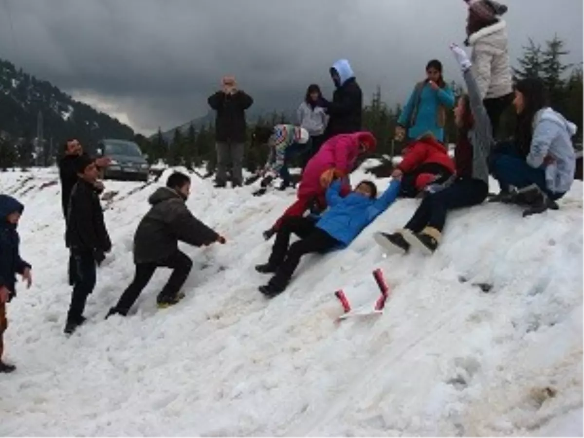 "Kartopu" Projesiyle Öğrenciler İlk Kez Kar Gördü