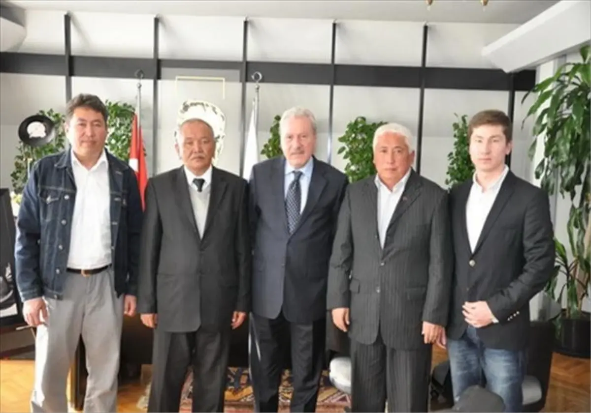Kazak Türkleri Derneği, Başkan Okay\'ı Ziyaret Etti