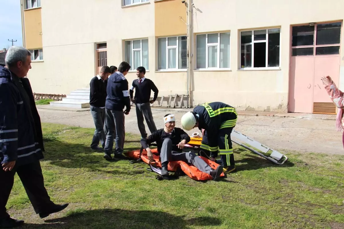 Öğrenciler Yangın ve Deprem Tatbikatı Yaptı