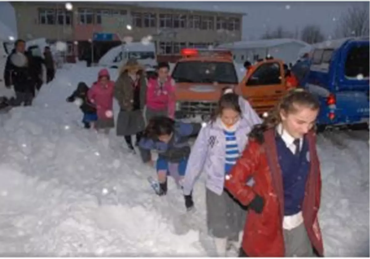 10 Saat Okulda Mahsur Kaldılar