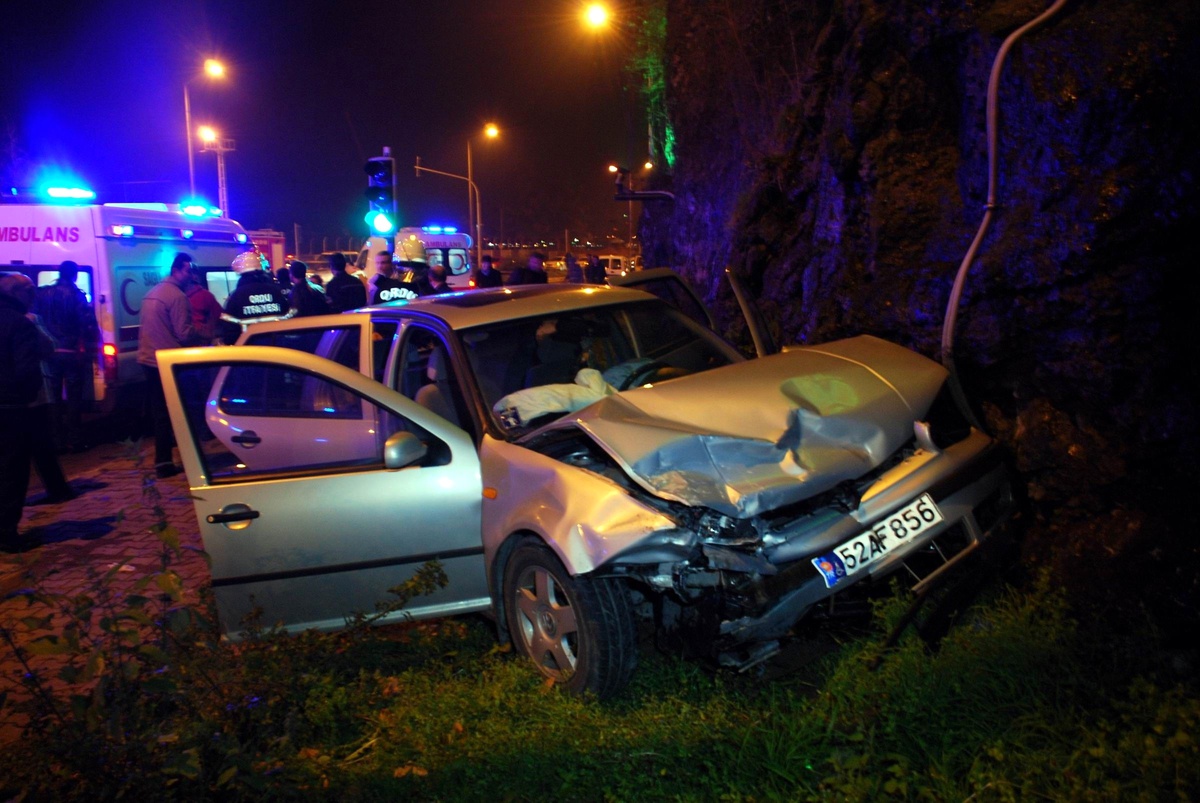 Ordu\'da İki Otomobil Çarpıştı: 4 Yaralı
