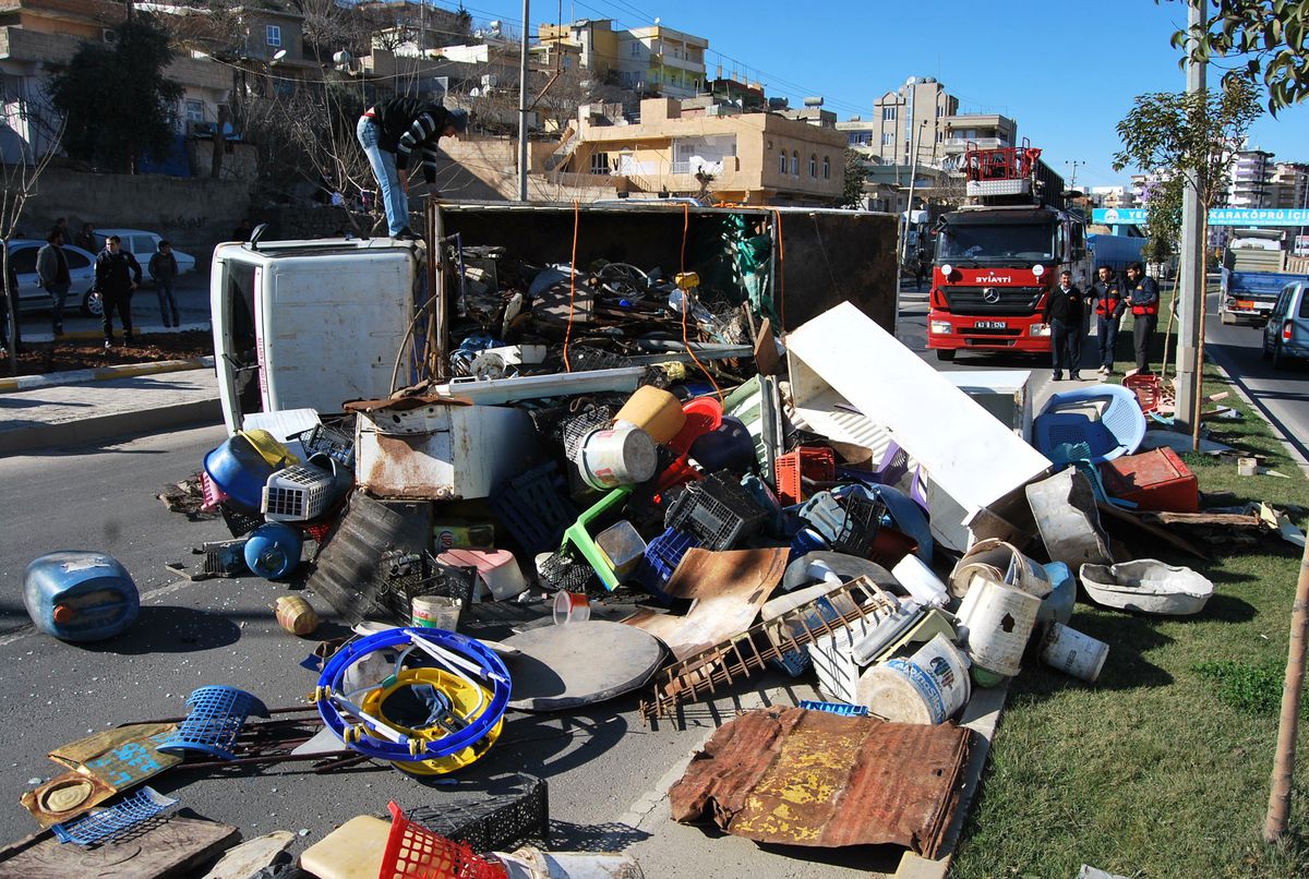 Seyir Halindeki Kamyonet Devrildi: 1 Yaralı