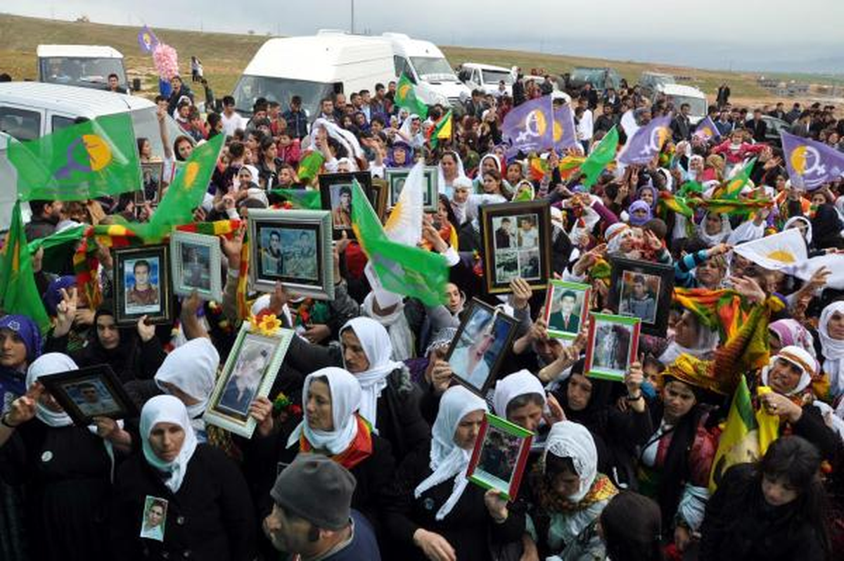 Silopi\'de Polisten Kadınlara Karanfil