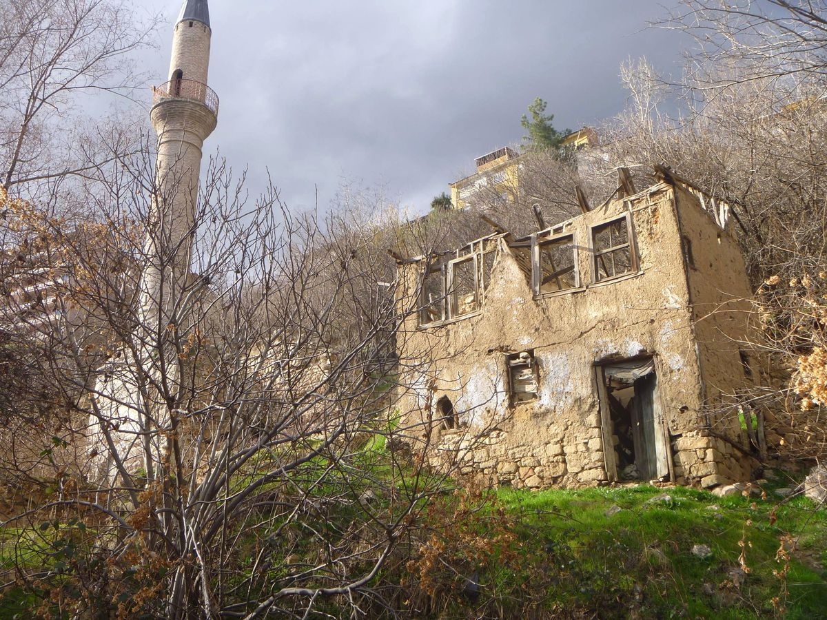 Tarihi Cami Yanında Virane Ev