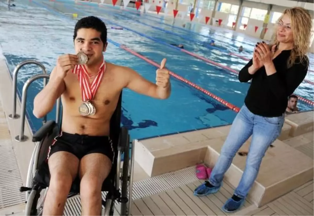 Antalya Engelli Yüzücünün Madalyaları Annesine