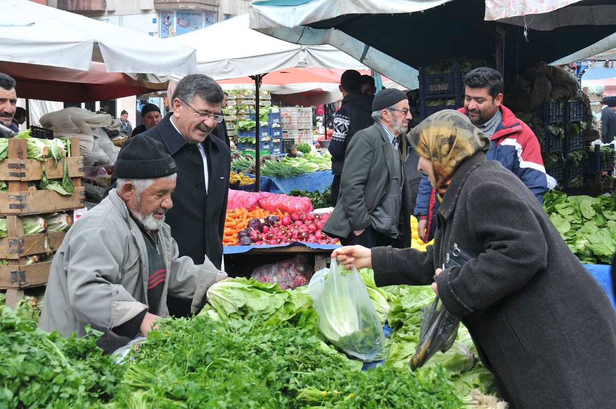 Belediye Başkanı Faruk Akdoğan Pazar Esnafını Ziyaret Etti