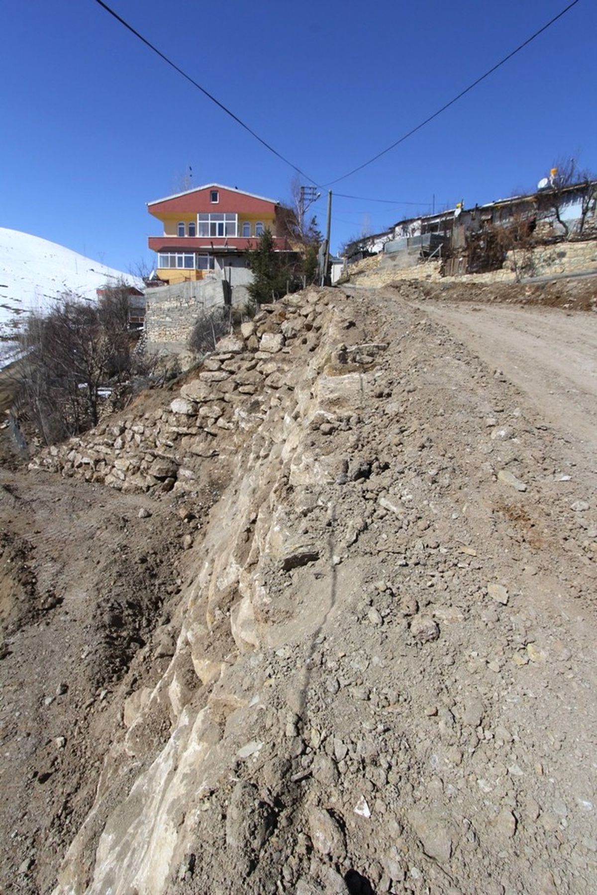 Bir Haftada Duvar Yapımı Tamamlandı