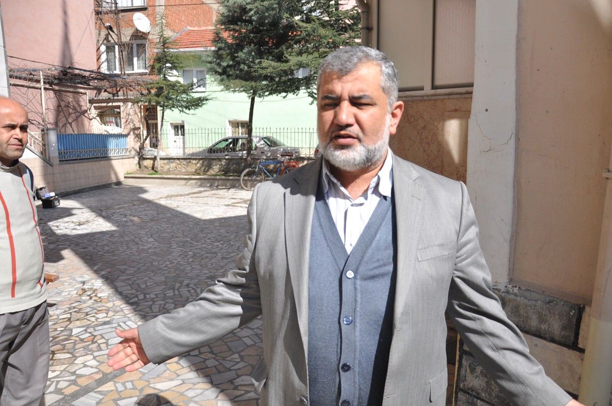 Cami Tuvaletinin Kapısını Çaldılar
