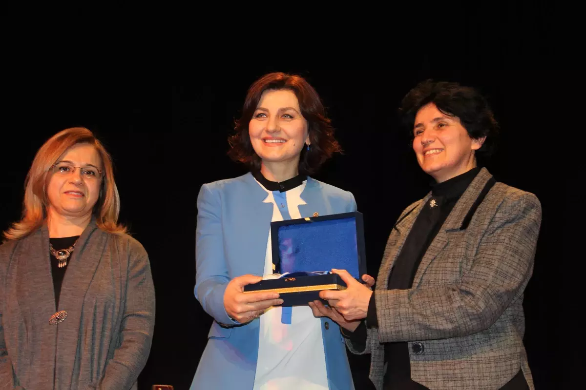 Dicle Üniversitesi\'nde "Medya ve Kadın" Adlı Konferans Düzenlendi