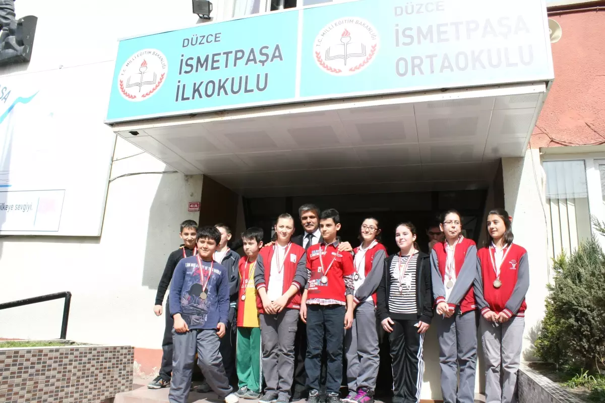 Düzce İsmetpaşa Ortaokulunda Başarılı Öğrencilere Ödül Yağmuru