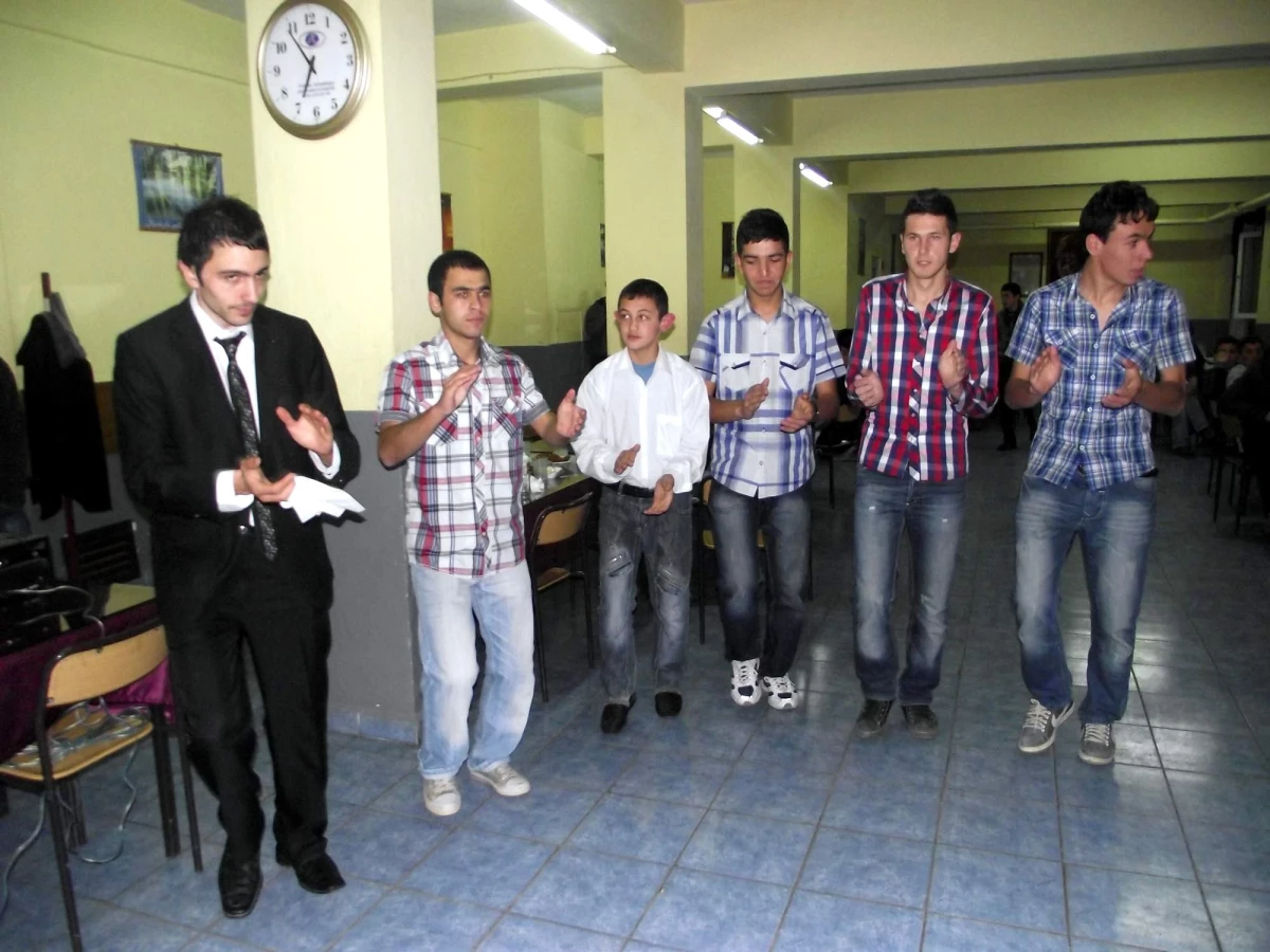 Gemerek\'te Öğrenciler Çiğ Köfte Partisinde Doyasıya Eğlendi