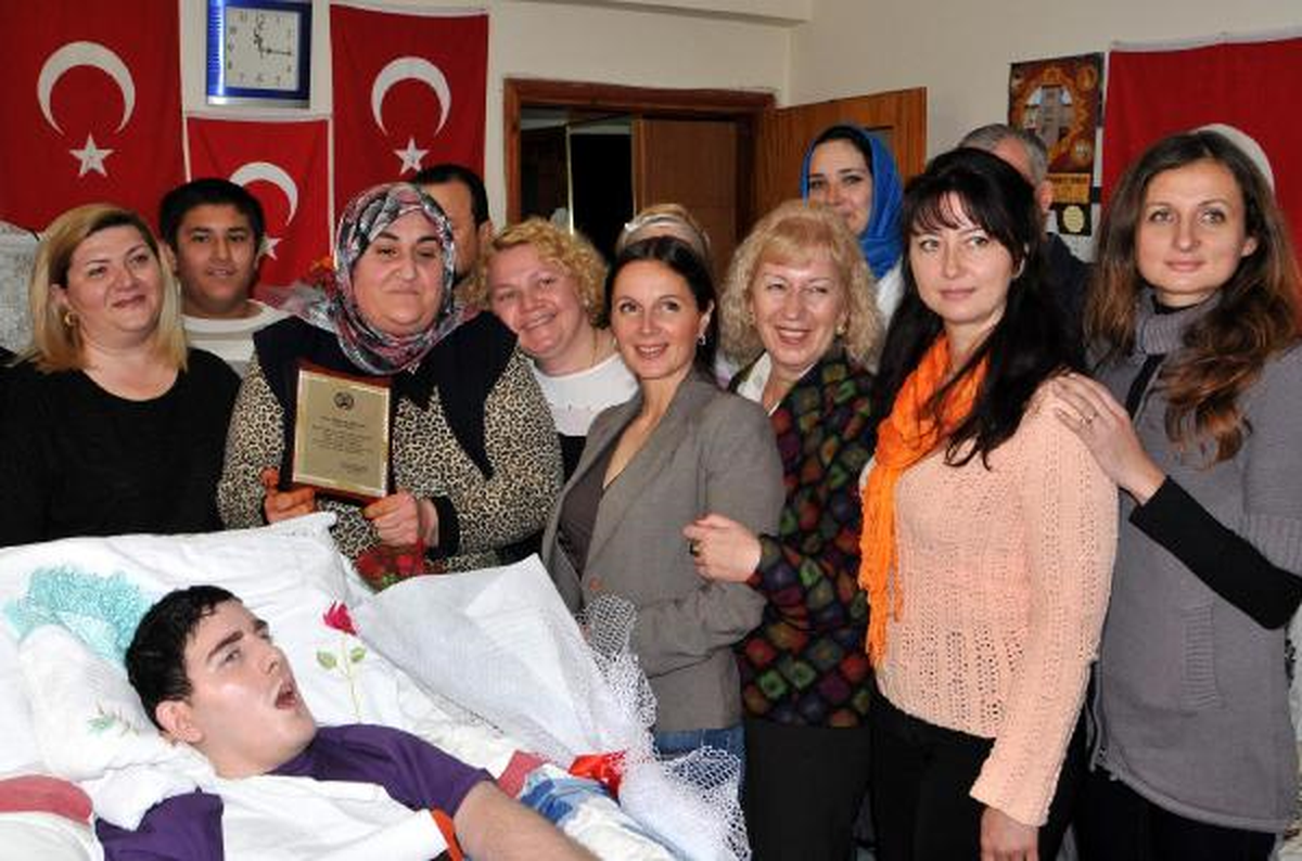 Gülsüm Kabadayı\'na \'Yılın Annesi\' Plaketi