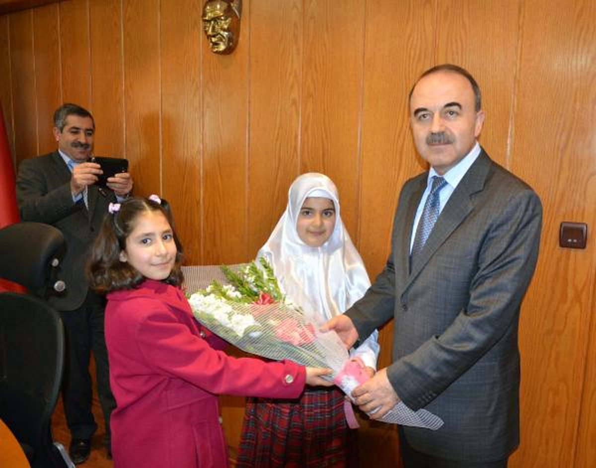 İmam Hatipli Öğrenciler, Vali Erol\'u Ziyaret Etti